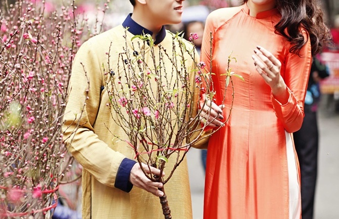 Siêu mẫu Phan Hà Phương dịu dàng bên MC Thái Dũng giữa phố Xuân